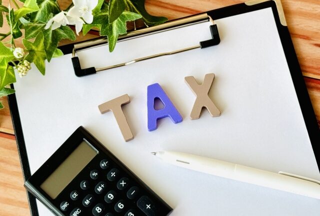 電卓とTAXと書かれたボード